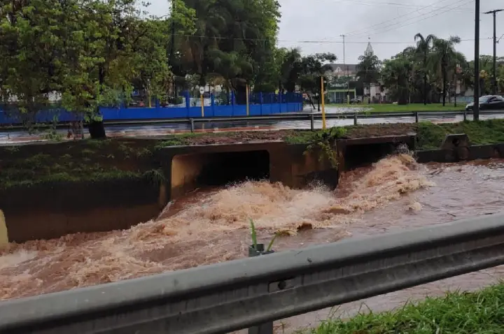 Chuva persiste neste domingo e deve continuar no início da semana