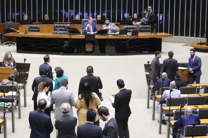 Deputados analisam projeto que possibilita gastos de até R$ 3 bi em defesa nacional; acompanhe