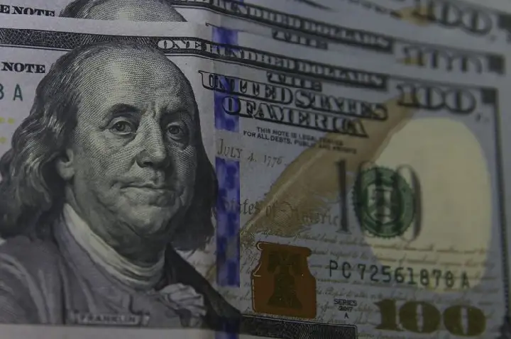 Dólar fecha abaixo de R$ 5,30 pela primeira vez desde junho de 2024