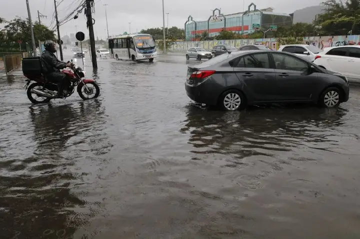 Frente fria derruba árvores e causa alagamentos no Rio de Janeiro