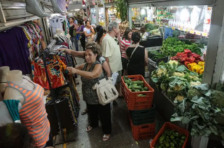 INPC recua para 0,03% em outubro e acumula 4,49% em 12 meses