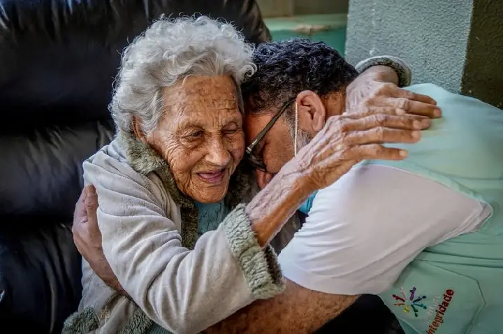 Redação do Enem 2025 aborda as perspectivas para o envelhecimento