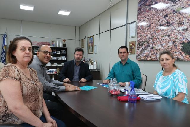 Prefeito Anderson Prado recebe equipe do Hospital Perlatti