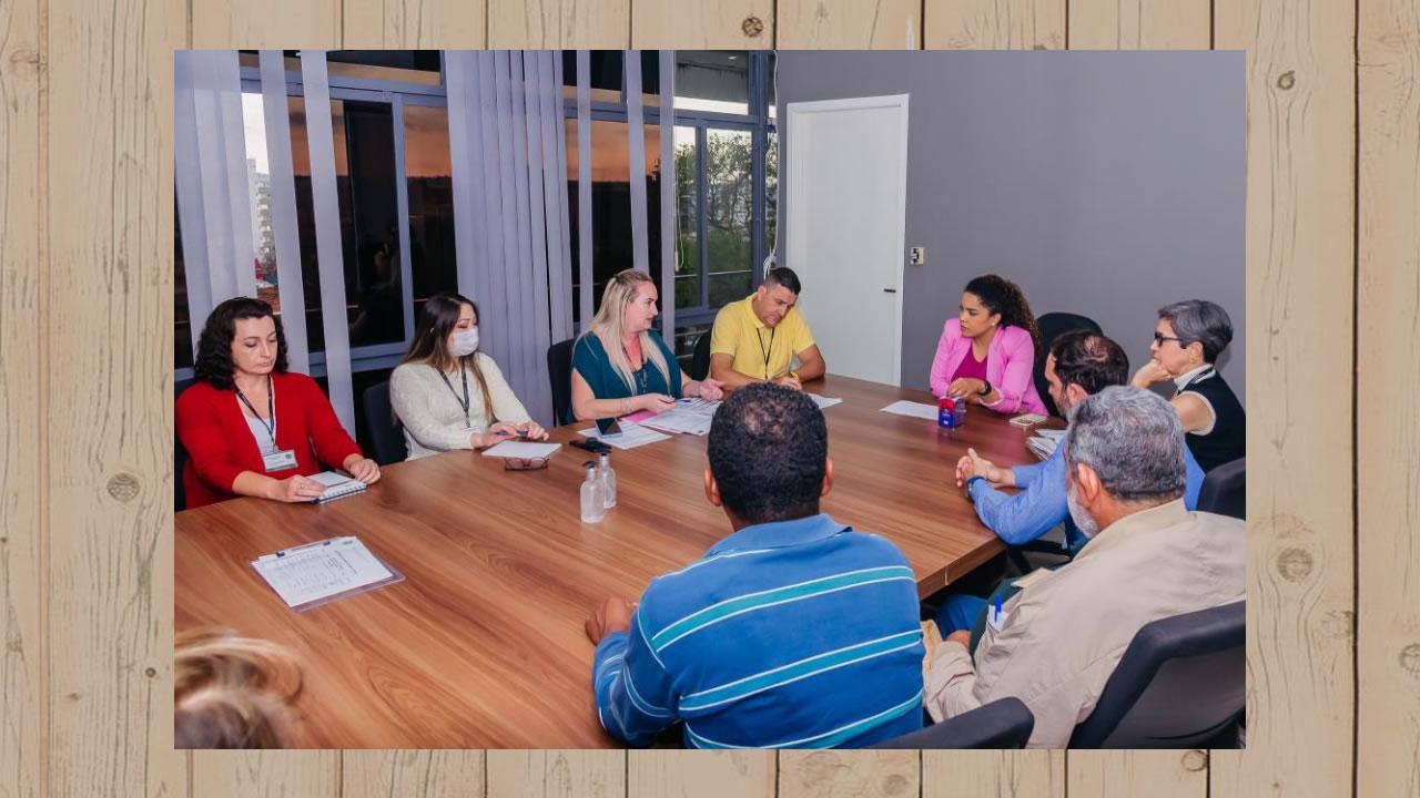 Prefeitura recebe membros de cooperativas para discutir produção da agricultura familiar na merenda escolar municipal