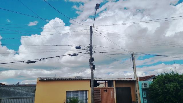 Prefeitura vai multar empresas que não retirarem fios inutilizados de postes