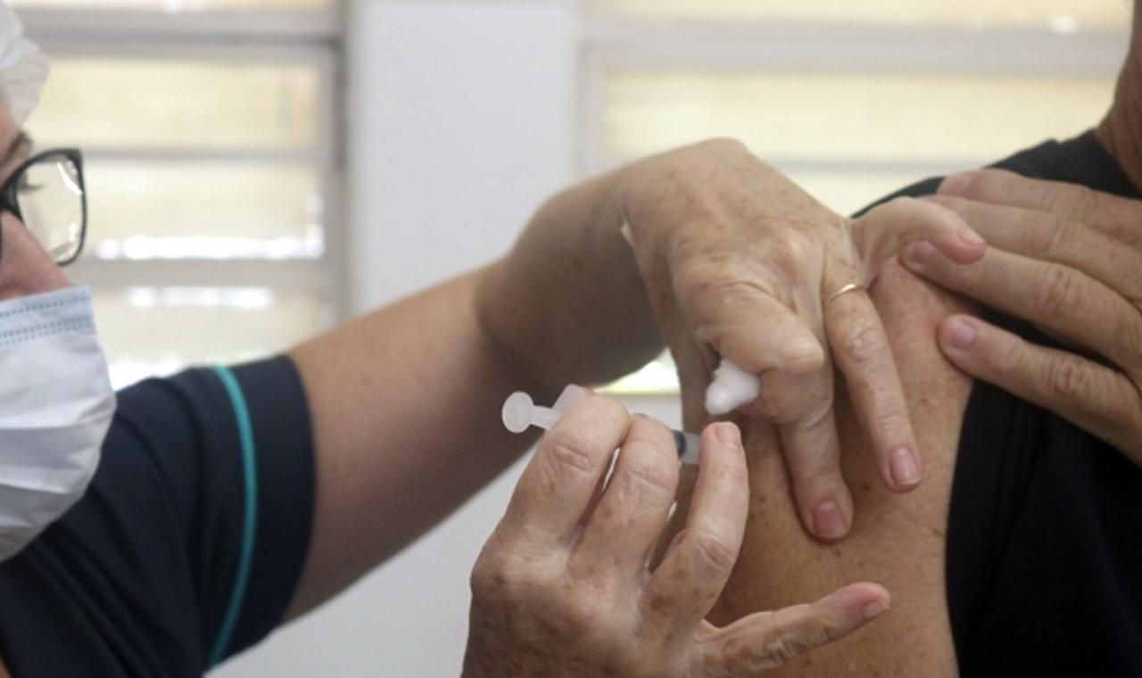 Unidades de saúde abrem no sábado para atualização da caderneta; dose contra a Influenza está liberada para todos os públicos