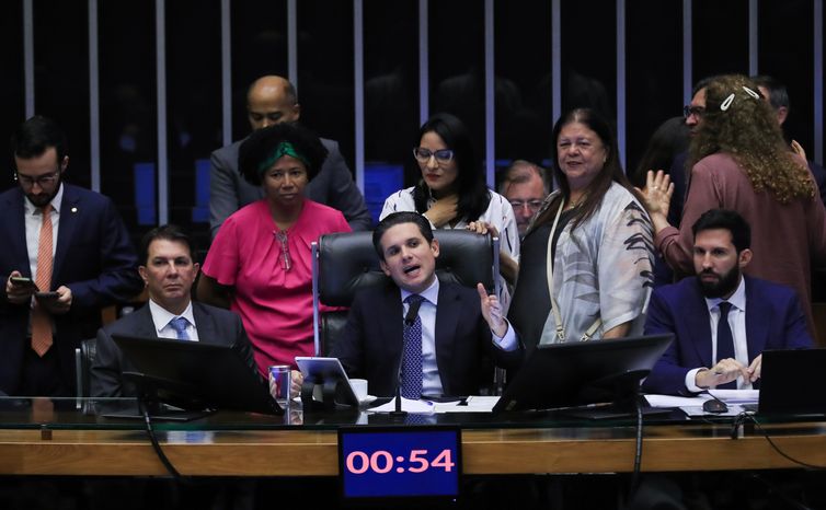 Câmara dos Deputados aprova licença menstrual de até 2 dias