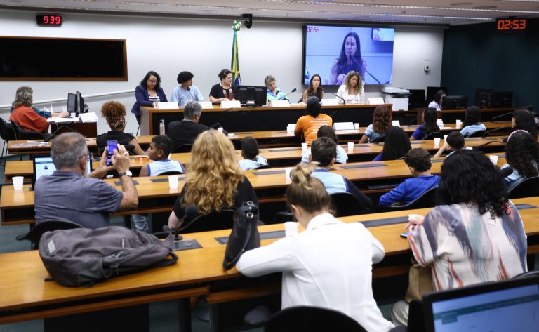 COP30: crianças e adolescentes cobram participação real em debate sobre crise climática