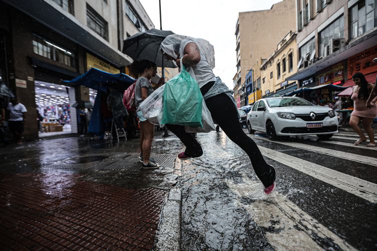 Frente fria muda o tempo e favorece chuvas no estado de São Paulo