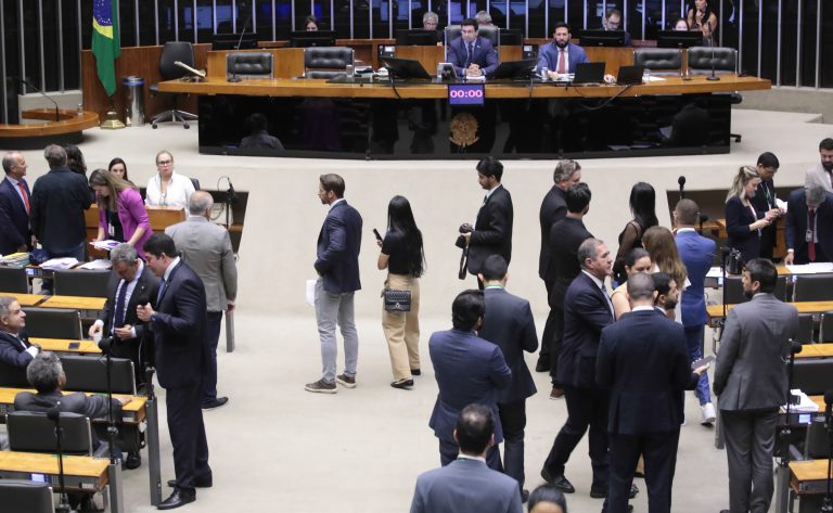 Câmara aprova aumento de pena para mineração ilegal em terras indígenas; acompanhe