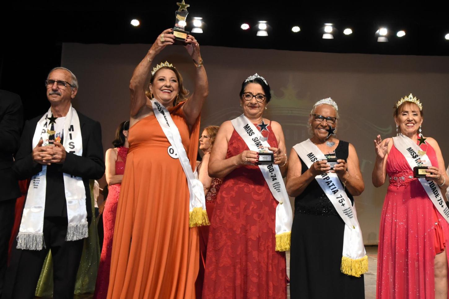 Desfile encerra Semana da Pessoa Idosa em Lençóis Paulista