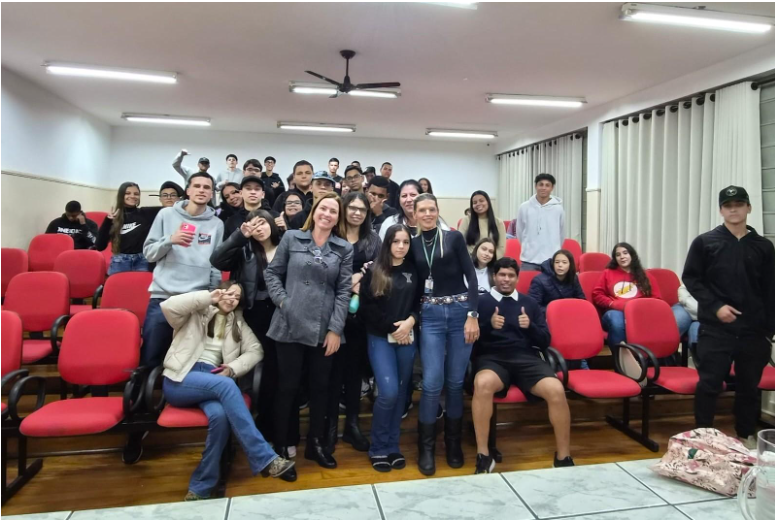Secretaria de Saúde alerta estudantes sobre riscos do álcool, cigarro e vape