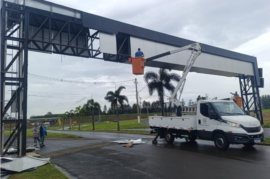 Prefeitura retira placas de pórtico preventivamente antes de ventos fortes