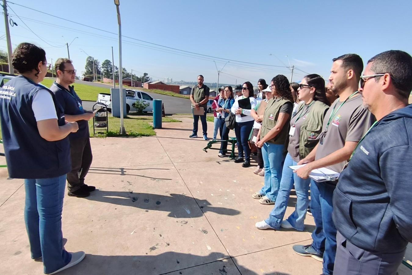 Saúde e Meio Ambiente orientam moradores do Jardim Yvonne sobre dengue e descarte correto