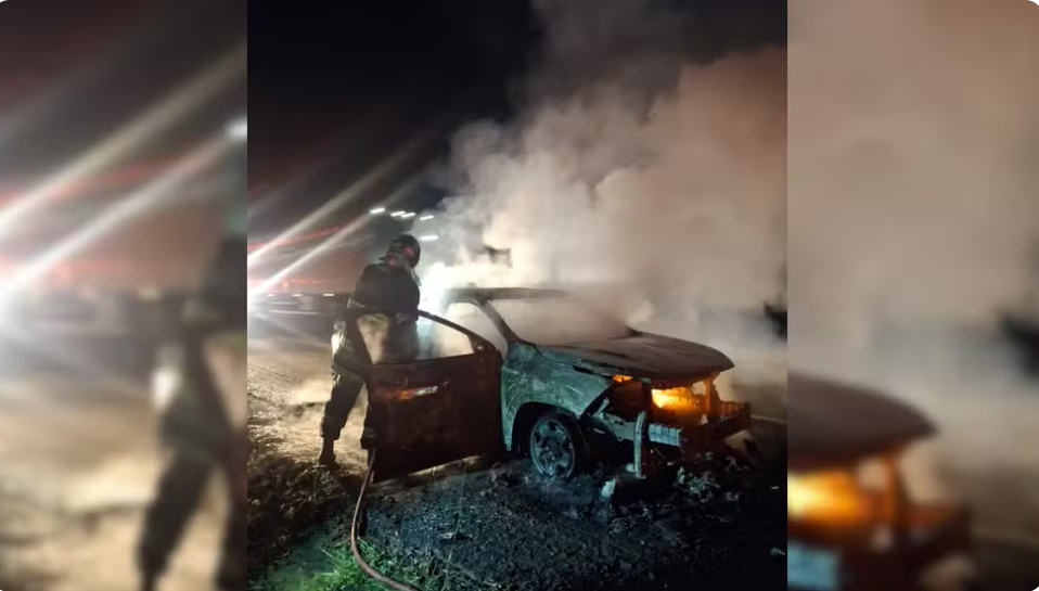 Caminhonete é destruída por incêndio na Rodovia Castello Branco, em Pardinho
