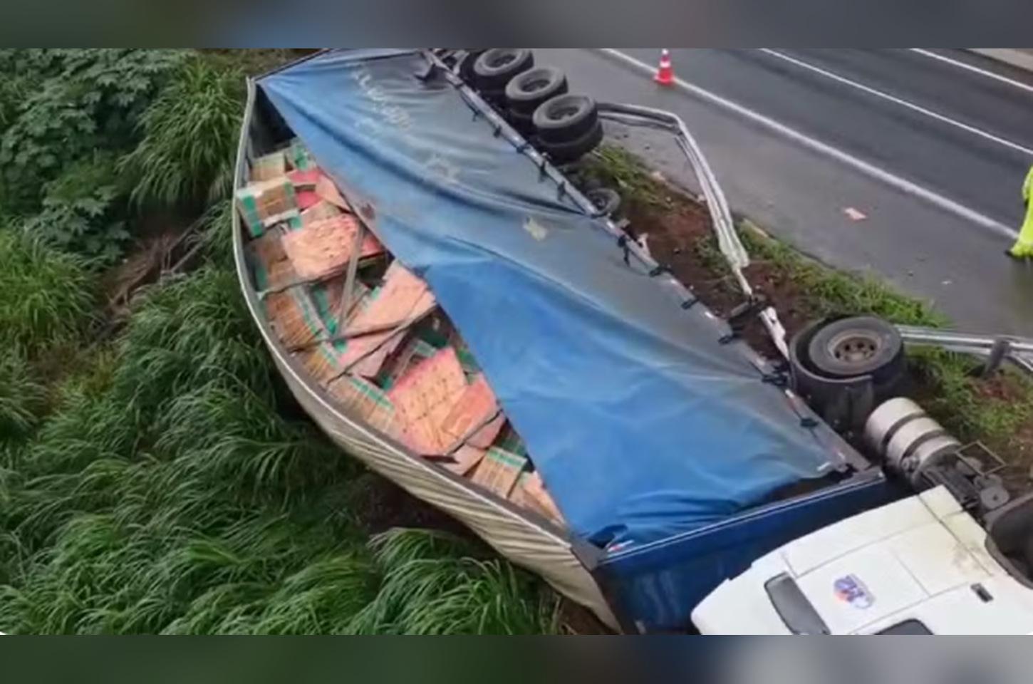 Carreta carregada com eletrodomésticos tomba na SP-294 em Marília