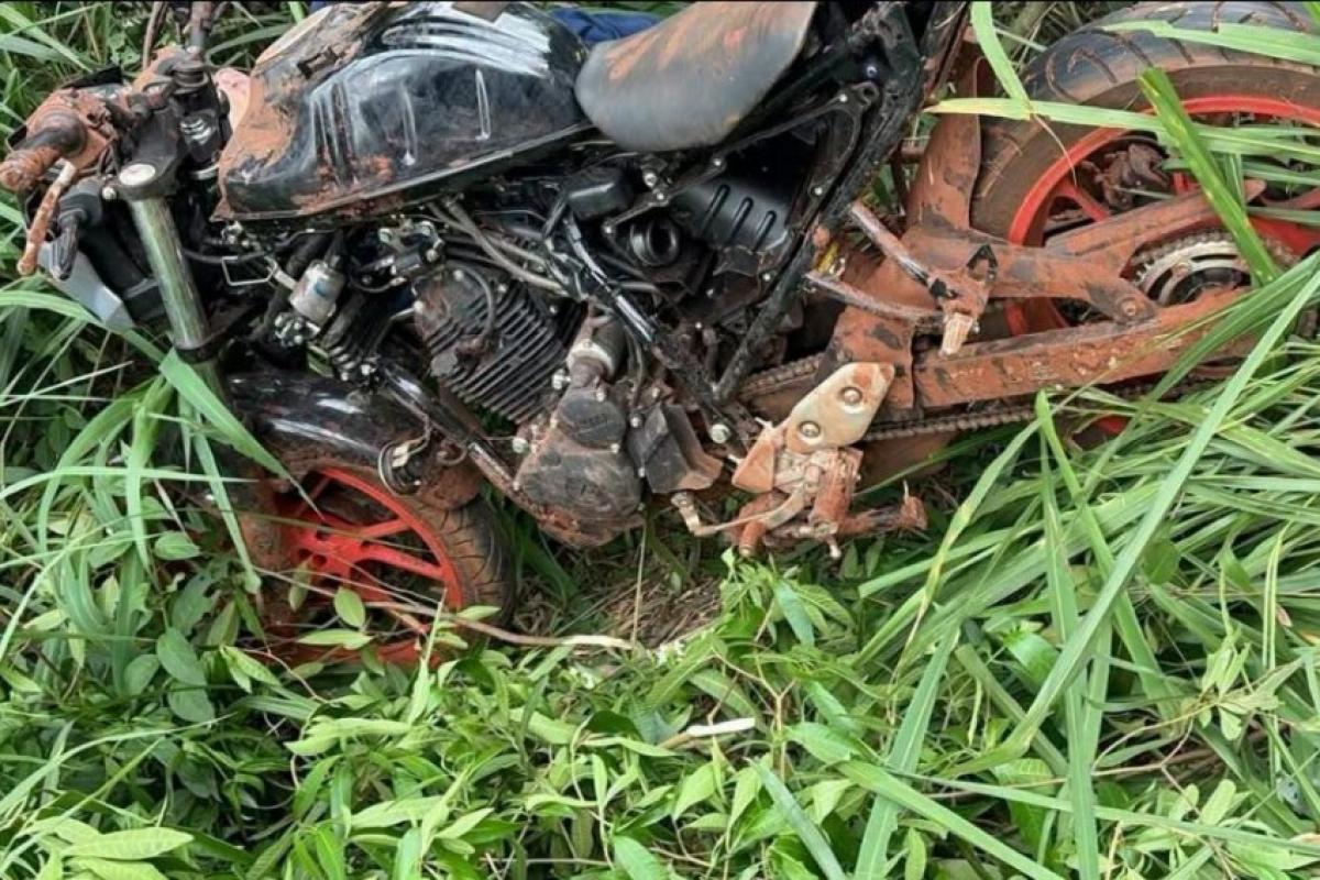 Polícia Militar recupera motocicleta roubada em área de mata próximo a Alfredo Guedes