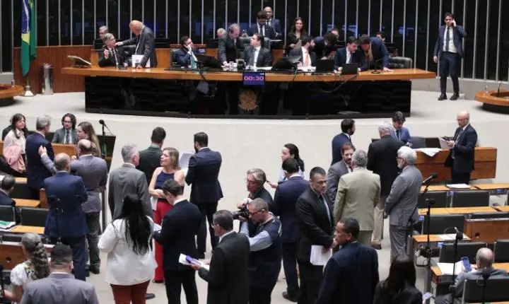 Câmara aprova fim da escala 6x1 com jornada máxima de 40 horas semanais; acompanhe