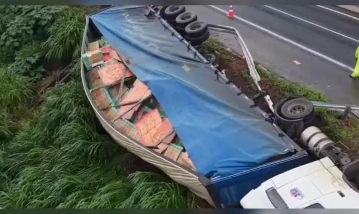 Carreta carregada com eletrodomésticos tomba na SP-294 em Marília