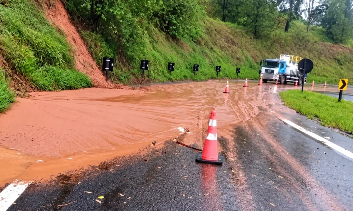 Deslizamento e buraco na pista provocam interdições em rodovias da região