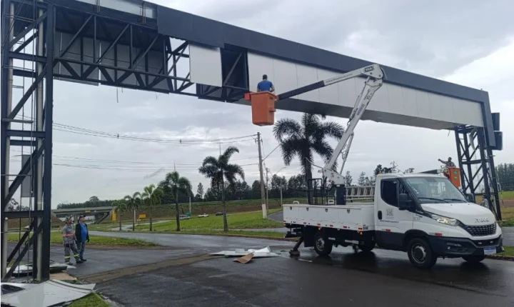 Prefeitura retira placas de pórtico preventivamente antes de ventos fortes