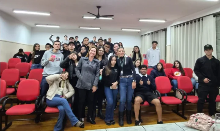 Secretaria de Saúde alerta estudantes sobre riscos do álcool, cigarro e vape